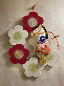 一刀彫掛け飾り『梅に春駒』