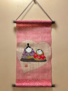 型染タペストリー『まごころ雛』