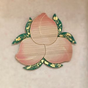 一刀彫掛け飾り『桃のみのり』　(干菓子盆としてもお使いいただけます)